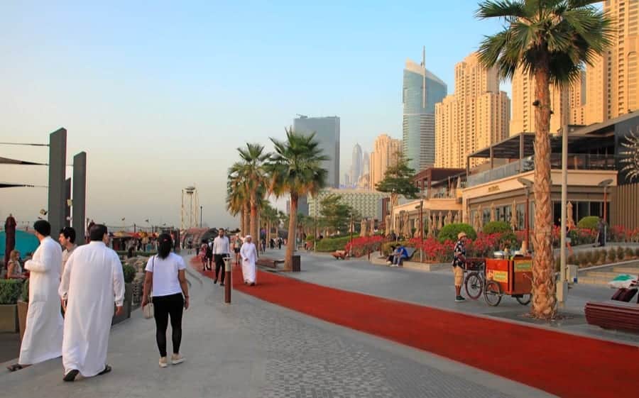 La Promenade al tramonto lungo The Beach a Jumeirah Beach Residence, Dubai