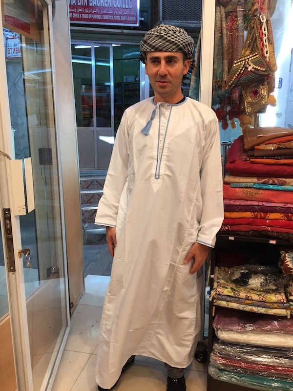 Impossibile a Dubai non farsi una foto con la  Kandura, il vestito tradizionale arabo per gli uomini